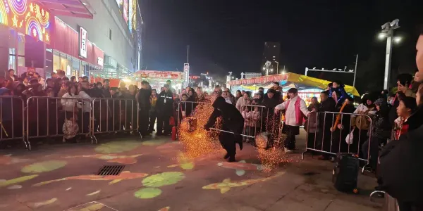 岳西恒太城打铁花铁壶表演