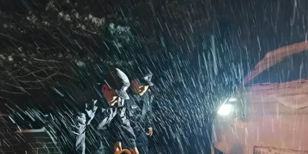 跨年夜暴雪封山！青天民警紧急救援被困货车司机