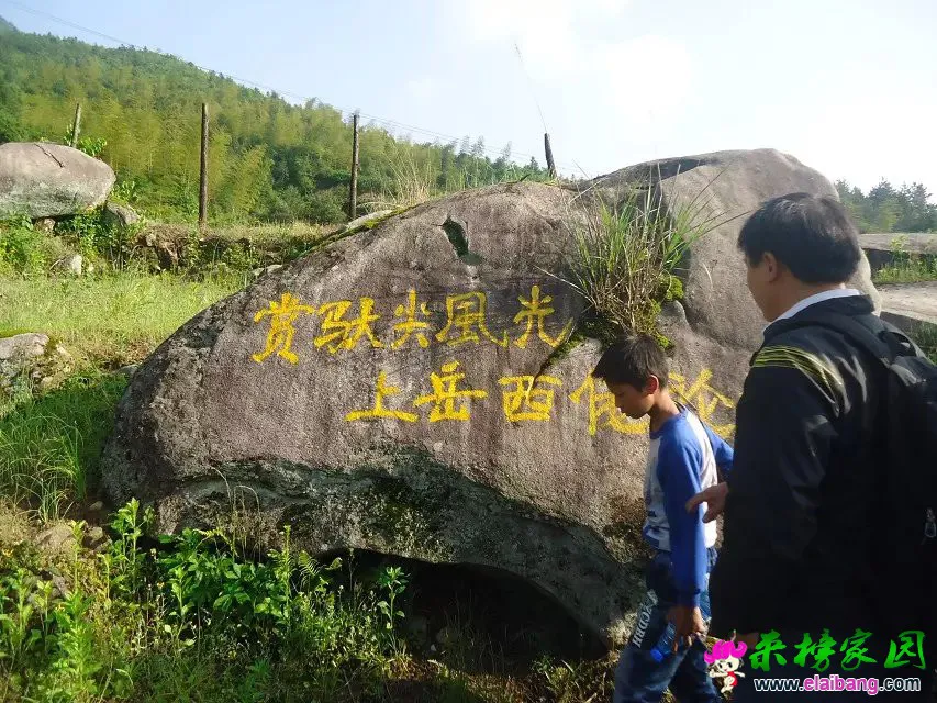 在山脚，出发了