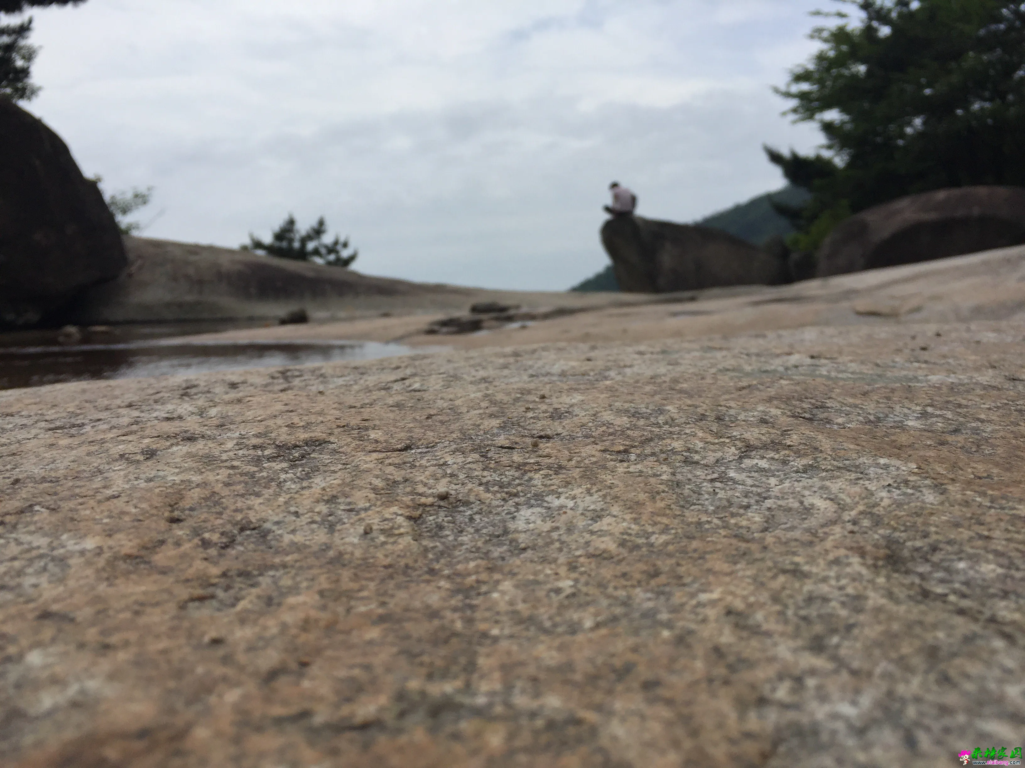 很佩服大自然的鬼斧神工，这样一个大面积的河床。