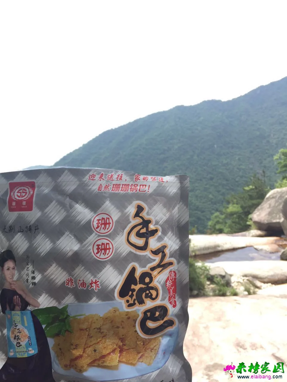 中午的干粮珊珊锅巴，饮料是矿泉水