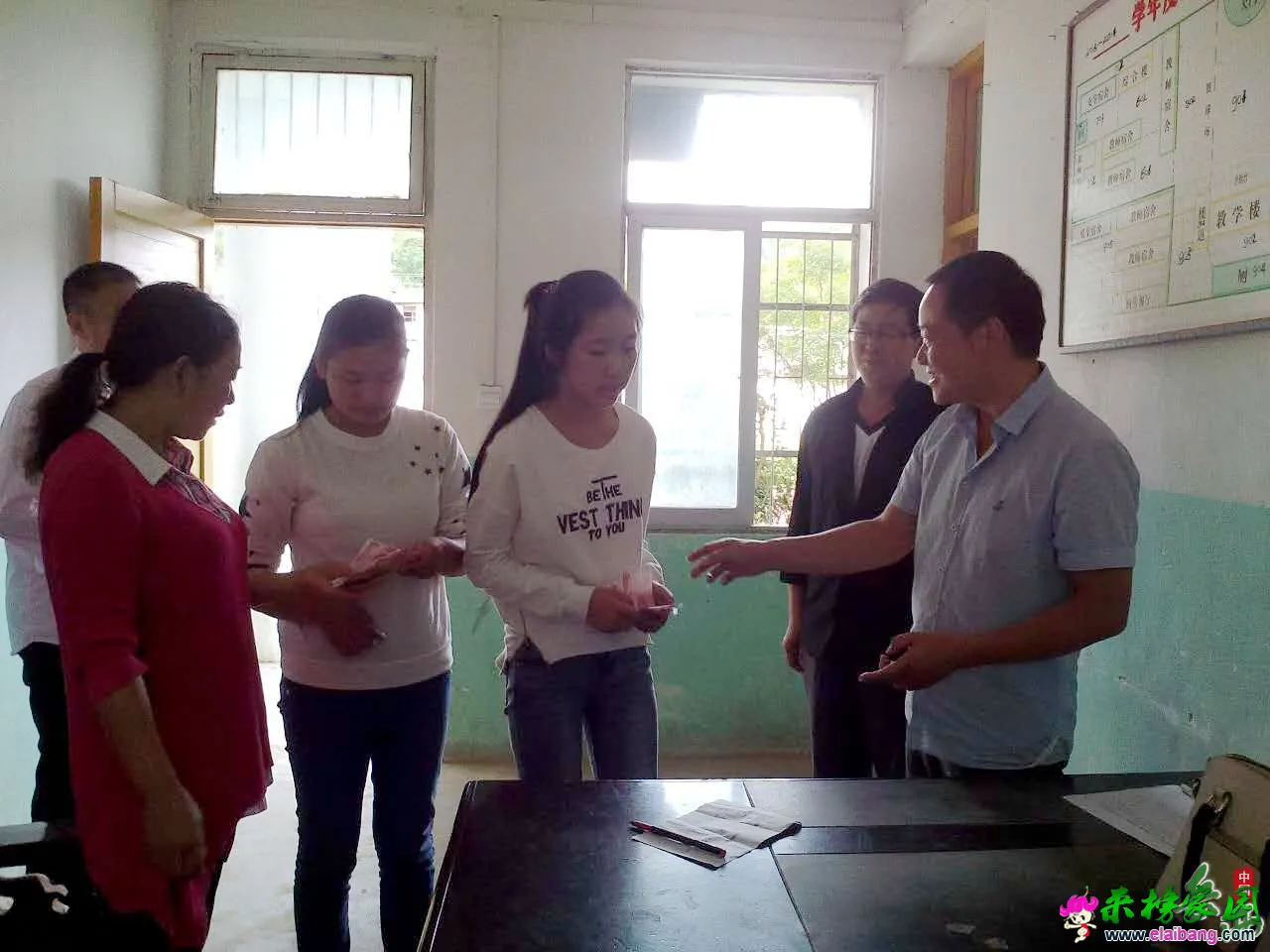 来榜镇妇联到中心学校看望慰问困难女童