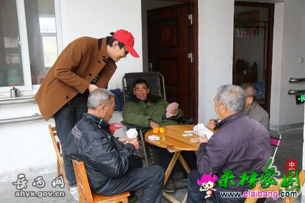 来榜镇志愿者敬老院里送温暖