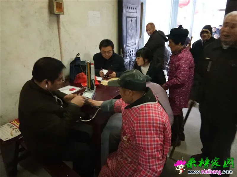 健康脱贫验收组到敬老院验收健康脱贫工作并给老人测量血压.webp