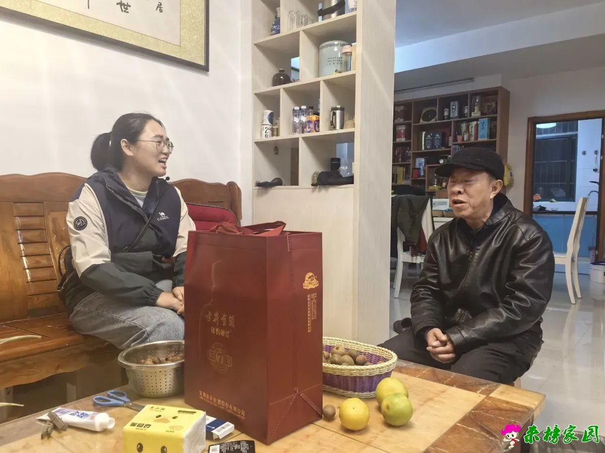 郝烨重阳节走访慰问退休干部