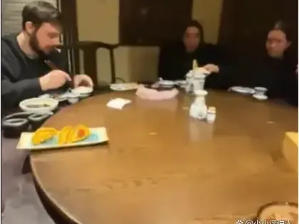 笑不活了！外国朋友吃中餐，竟把共享菜当成“专属份”😂